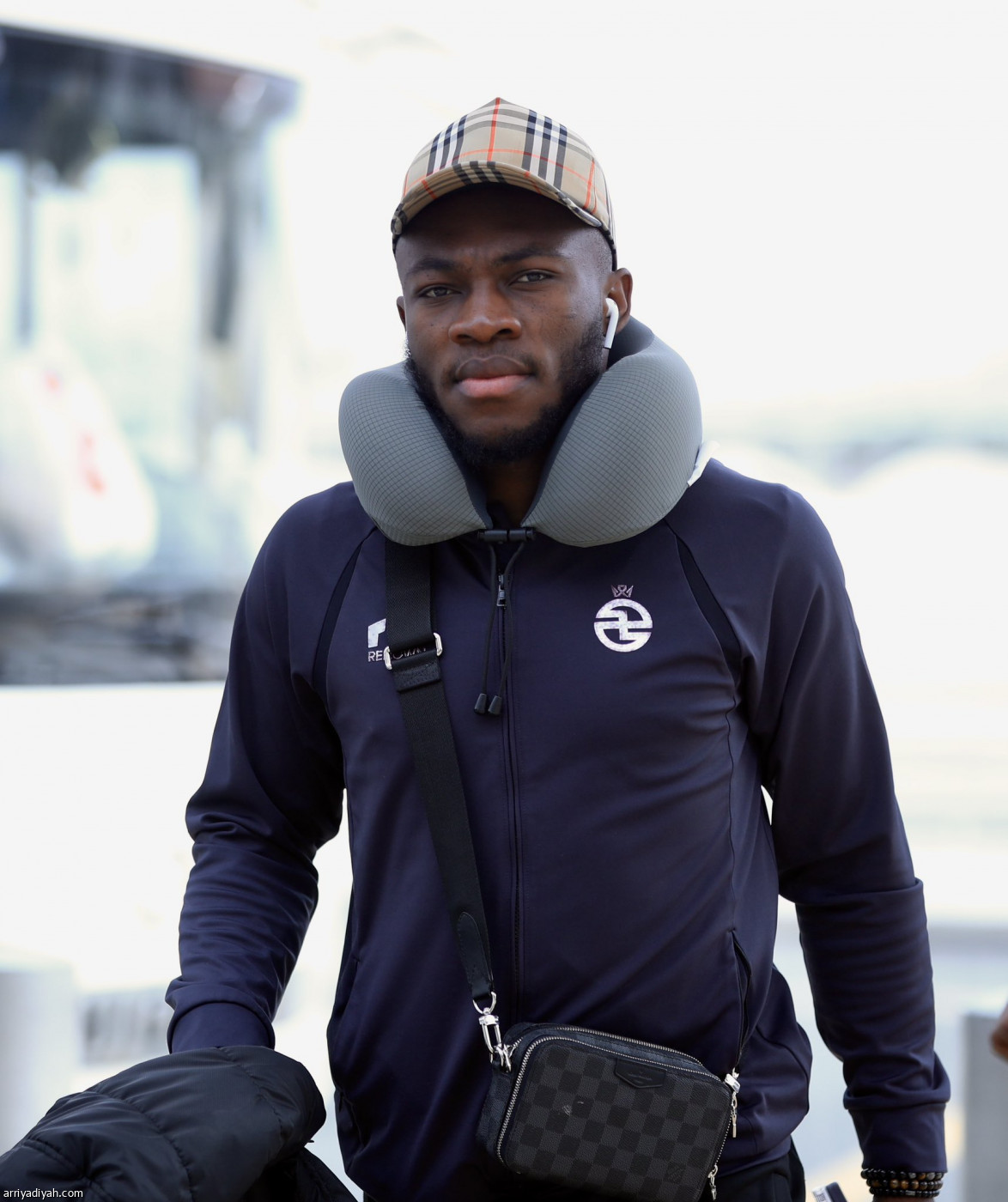 الخلود يغادر