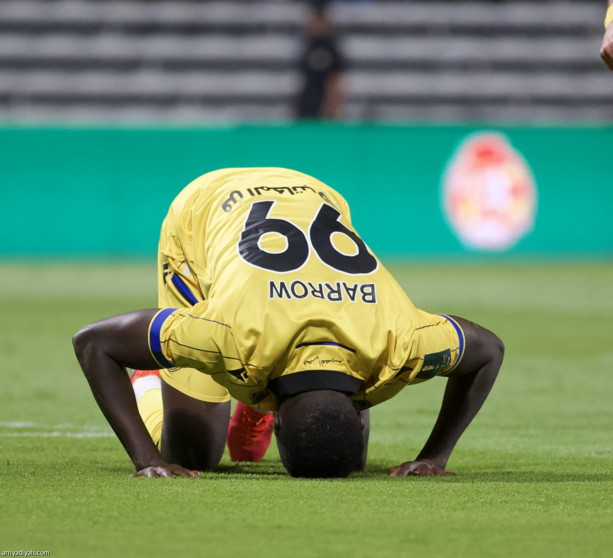 التعاون يعبر