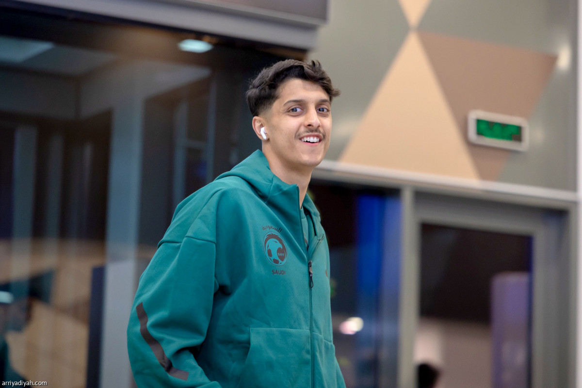 «الصقور» تطير