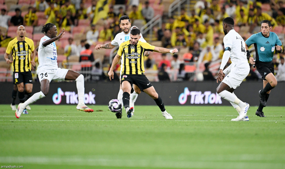 الأخدود يربك الاتحاد