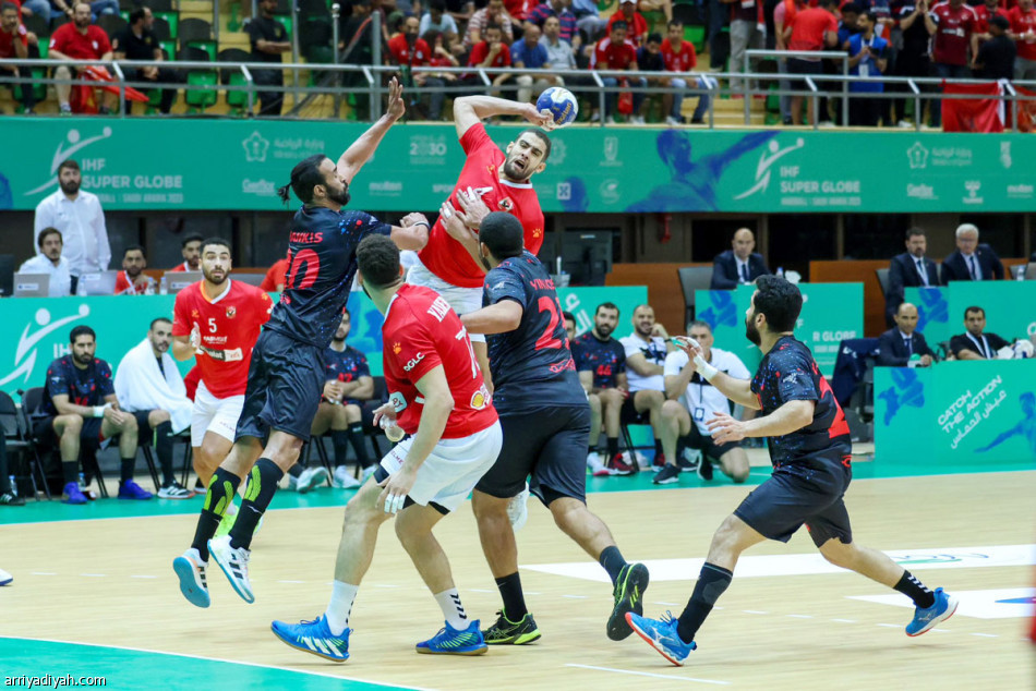 المدرب الأصغر 
يضرب الكبار