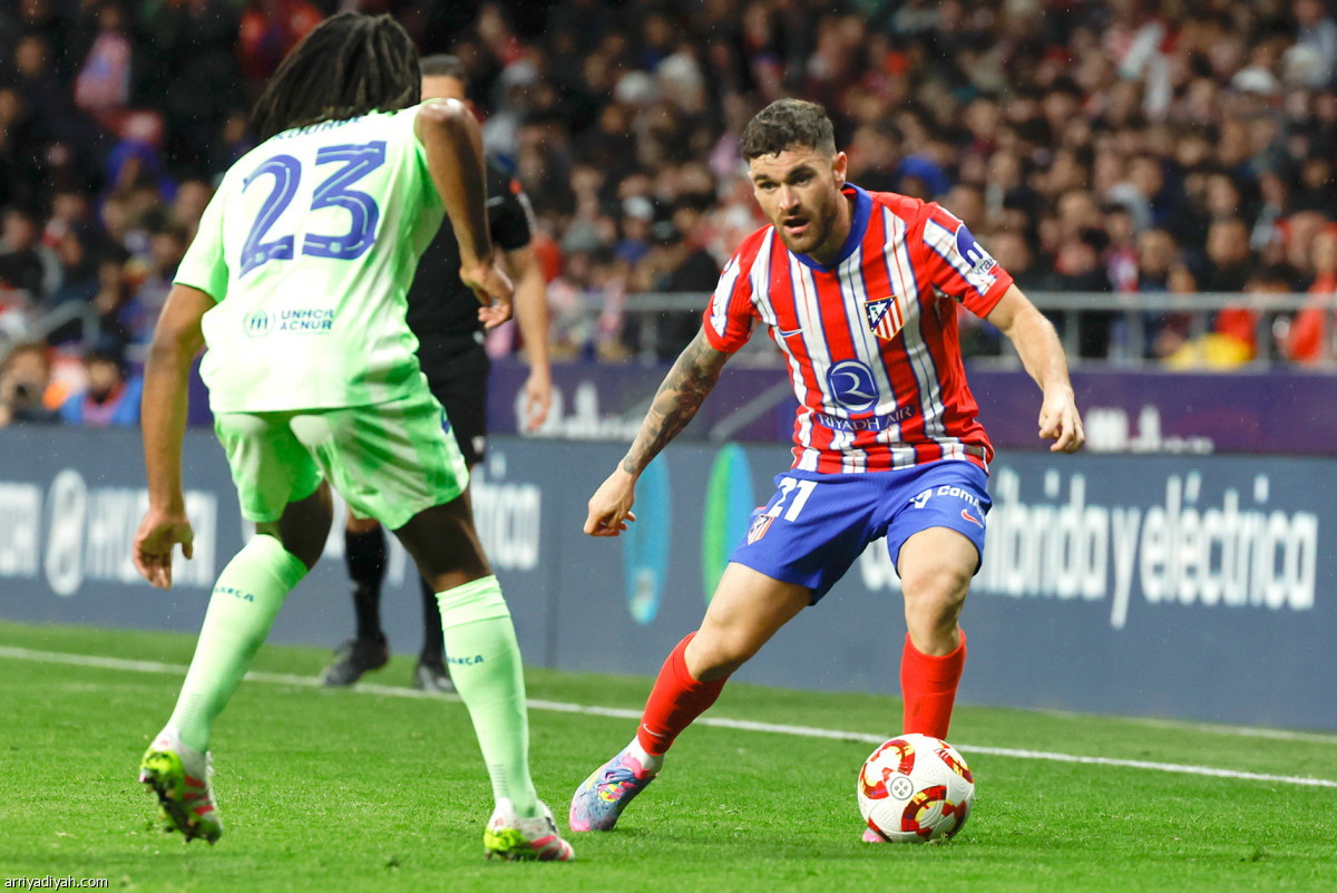 برشلونة يعبر