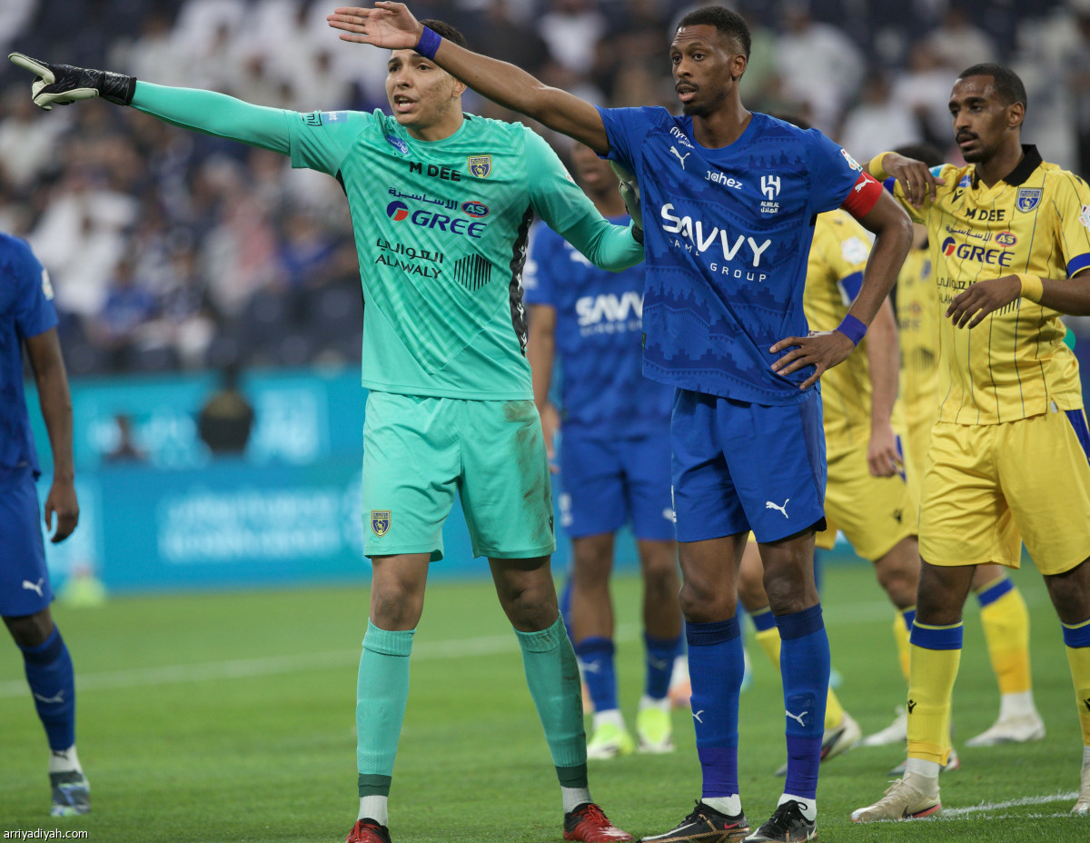 الأزرق يتعثر