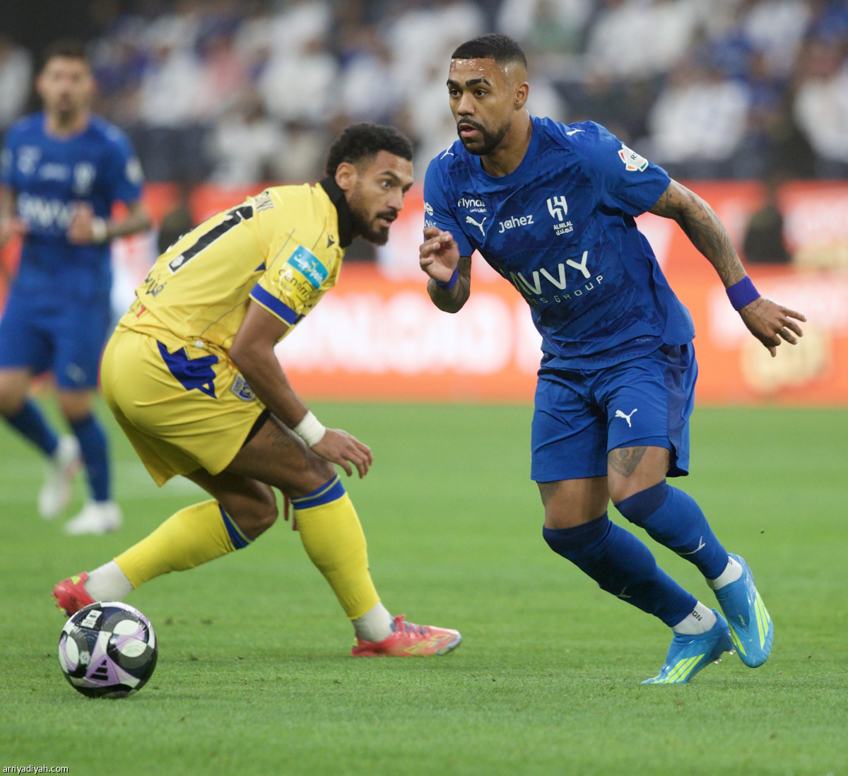 الأزرق يتعثر