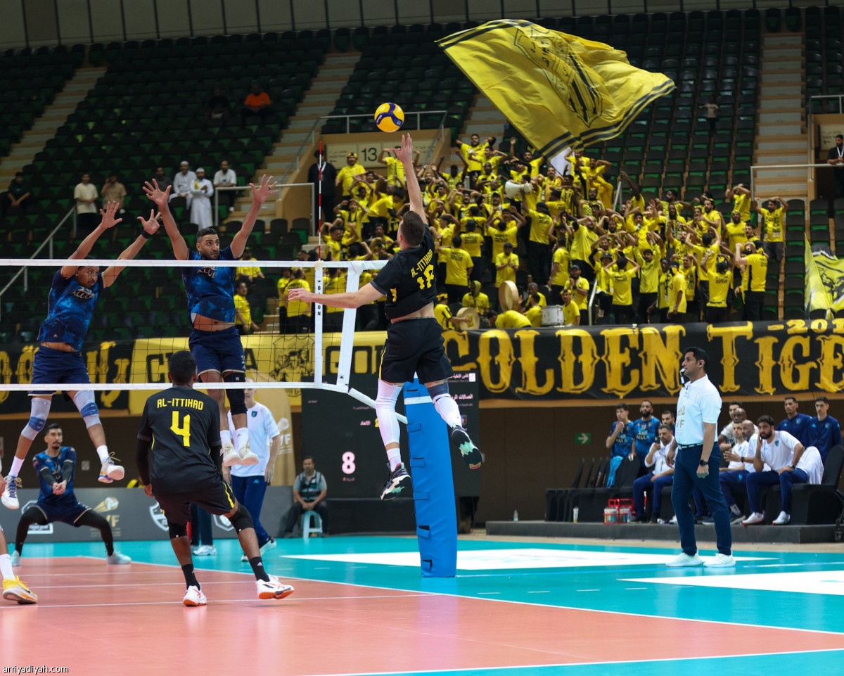 النخبة بين عملاقين